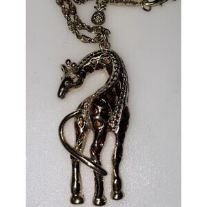 Lilly Pulitzer 34” Necklace and Giraffe Pendant with 28 Gemstones. Adorable.
